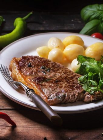 grilled-steak-with-potatoes-SBI-300743913