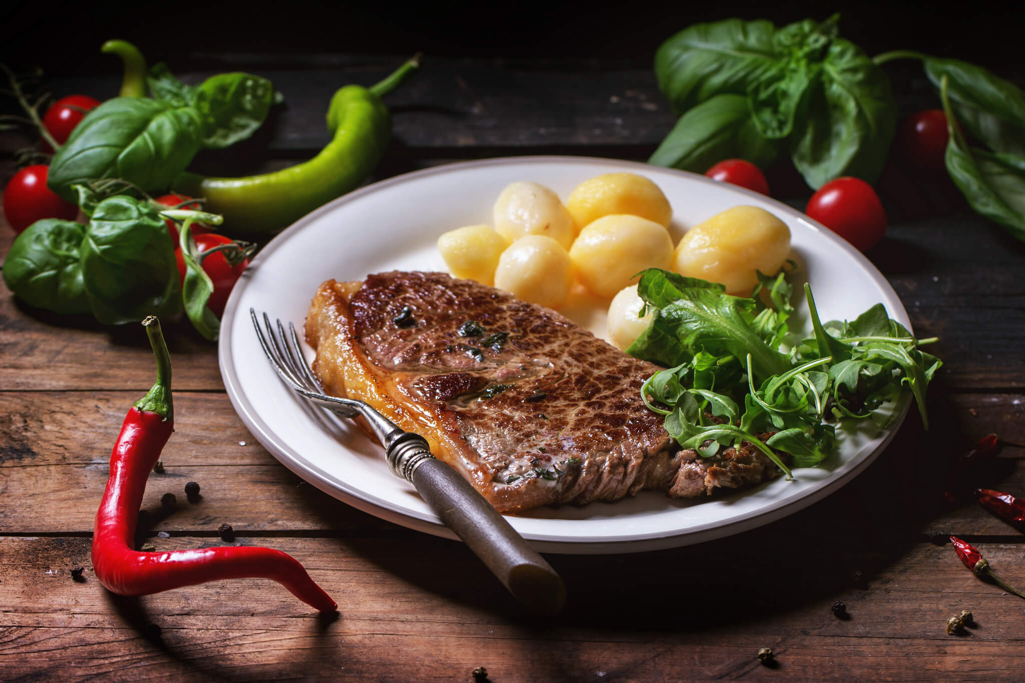 grilled-steak-with-potatoes-SBI-300743913